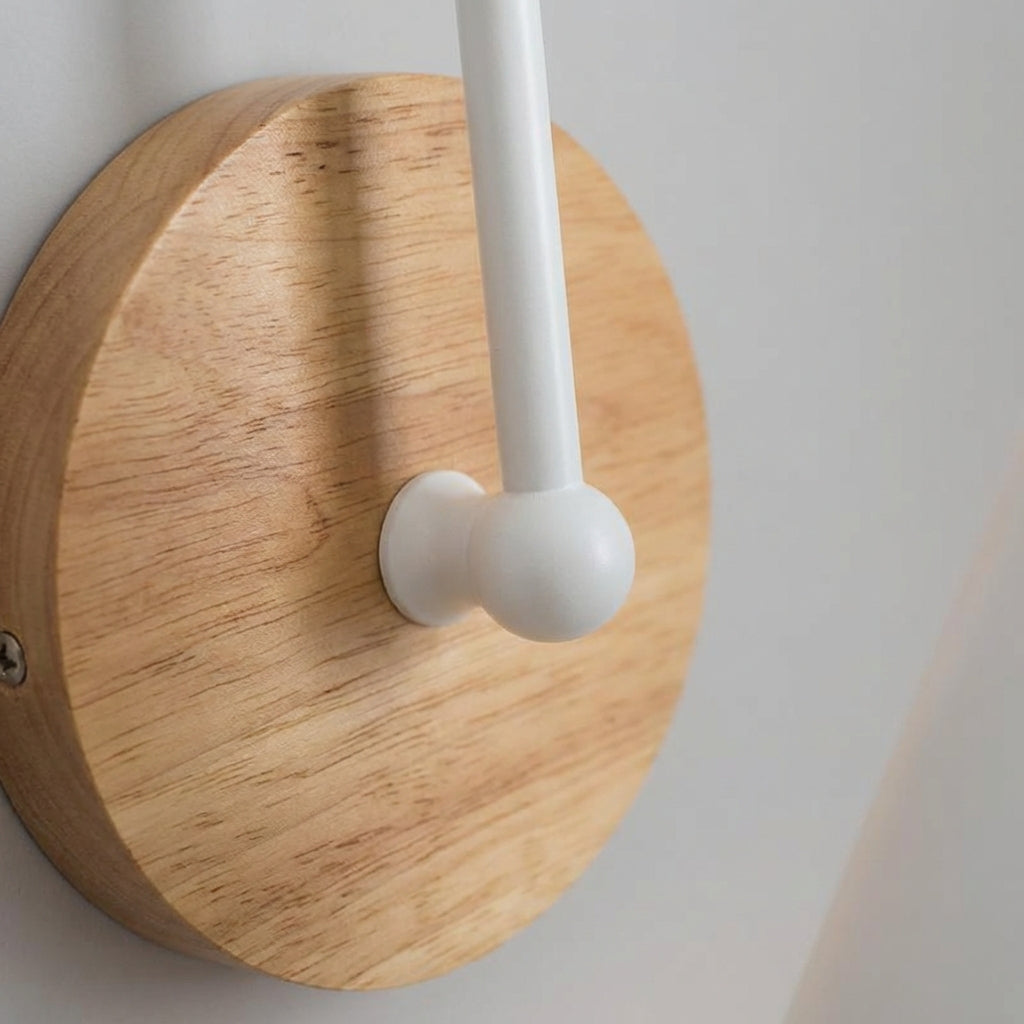 Minimalistische Wandleuchte mit nach unten gerichtetem Kegelschirm und Holzakzent