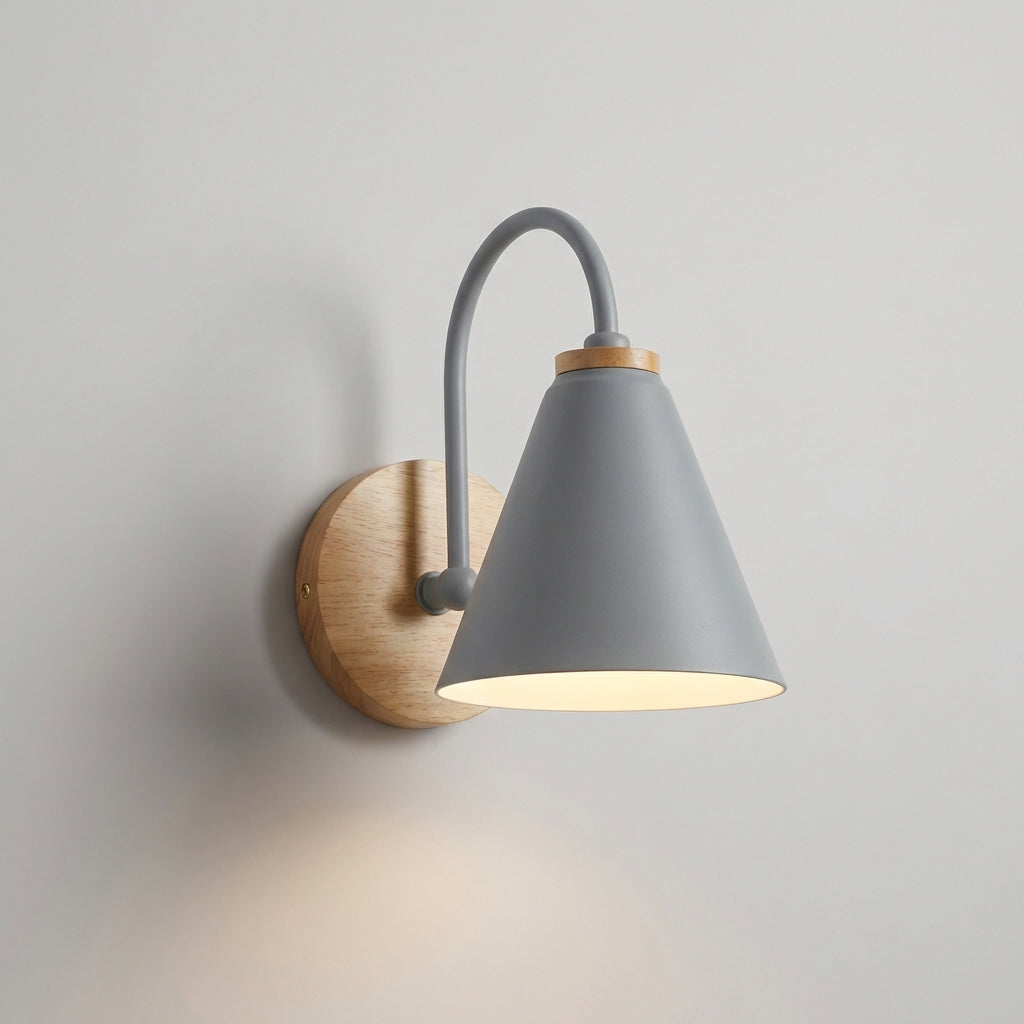 Minimalistische Wandleuchte mit nach unten gerichtetem Kegelschirm und Holzakzent