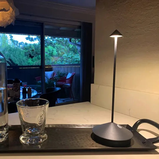 Wasserdichte, kabellose, wiederaufladbare und dimmbare Tischlampe für den Innen- und Außenbereich