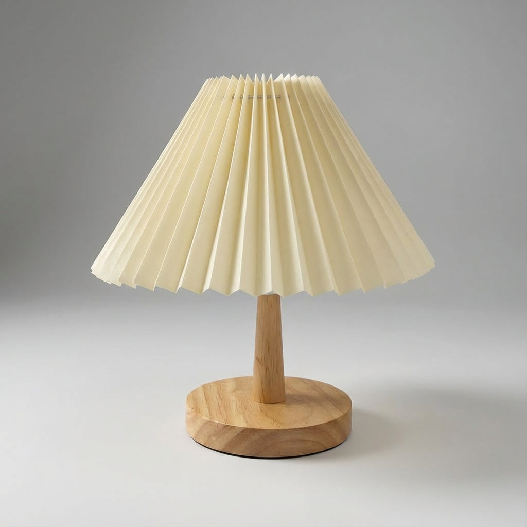 Wiederaufladbare skulpturale Tischlampe mit faltbarem Plisseeschirm und Holzsockel