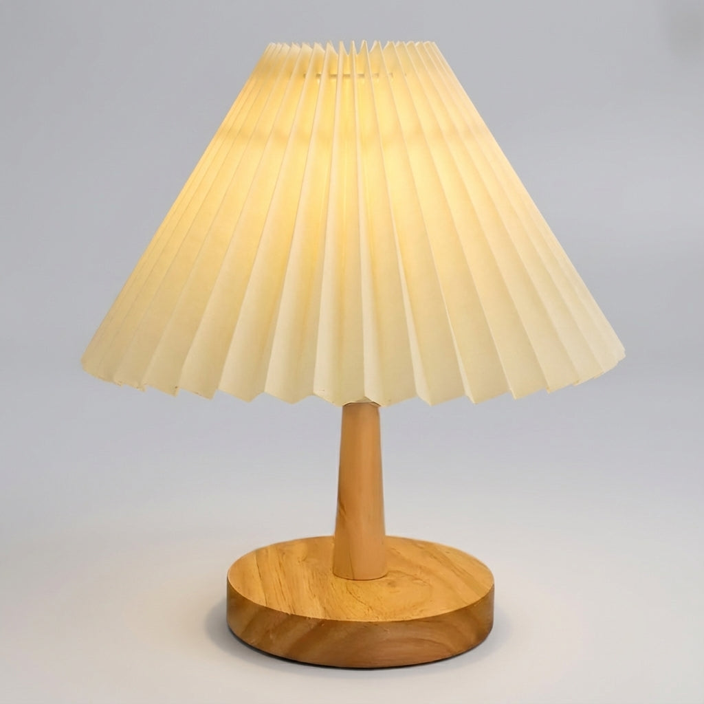 Wiederaufladbare skulpturale Tischlampe mit faltbarem Plisseeschirm und Holzsockel