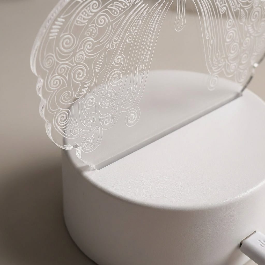 Moderne Tischlampe mit geometrischem Schmetterlingsausschnitt und USB-Stromversorgung