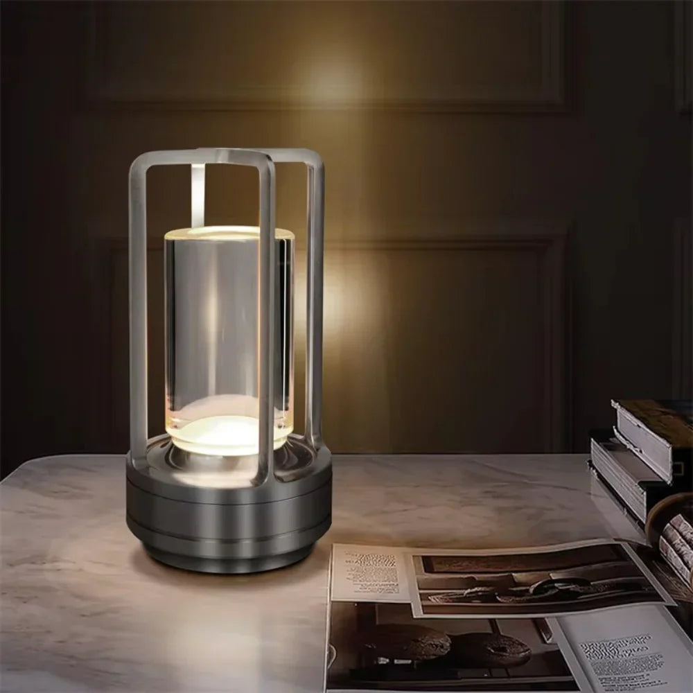 Moderne Tischlampe mit zylindrischem Metallrahmen und Touch-Steuerung