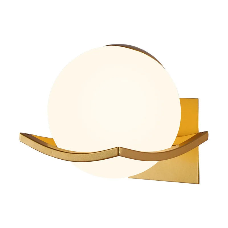 Minimalistische europäische Wandleuchte mit opaler Glaskugel
