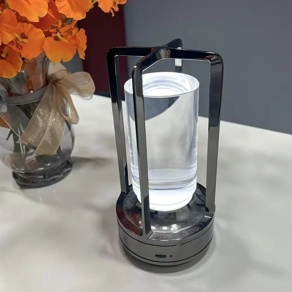 Moderne Tischlampe mit zylindrischem Metallrahmen und Touch-Steuerung