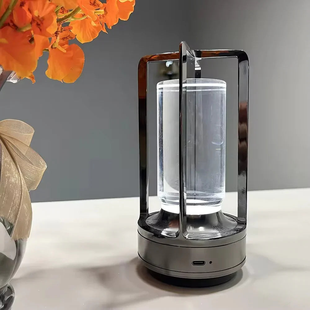Moderne Tischlampe mit zylindrischem Metallrahmen und Touch-Steuerung