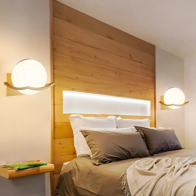 Minimalistische europäische Wandleuchte mit opaler Glaskugel