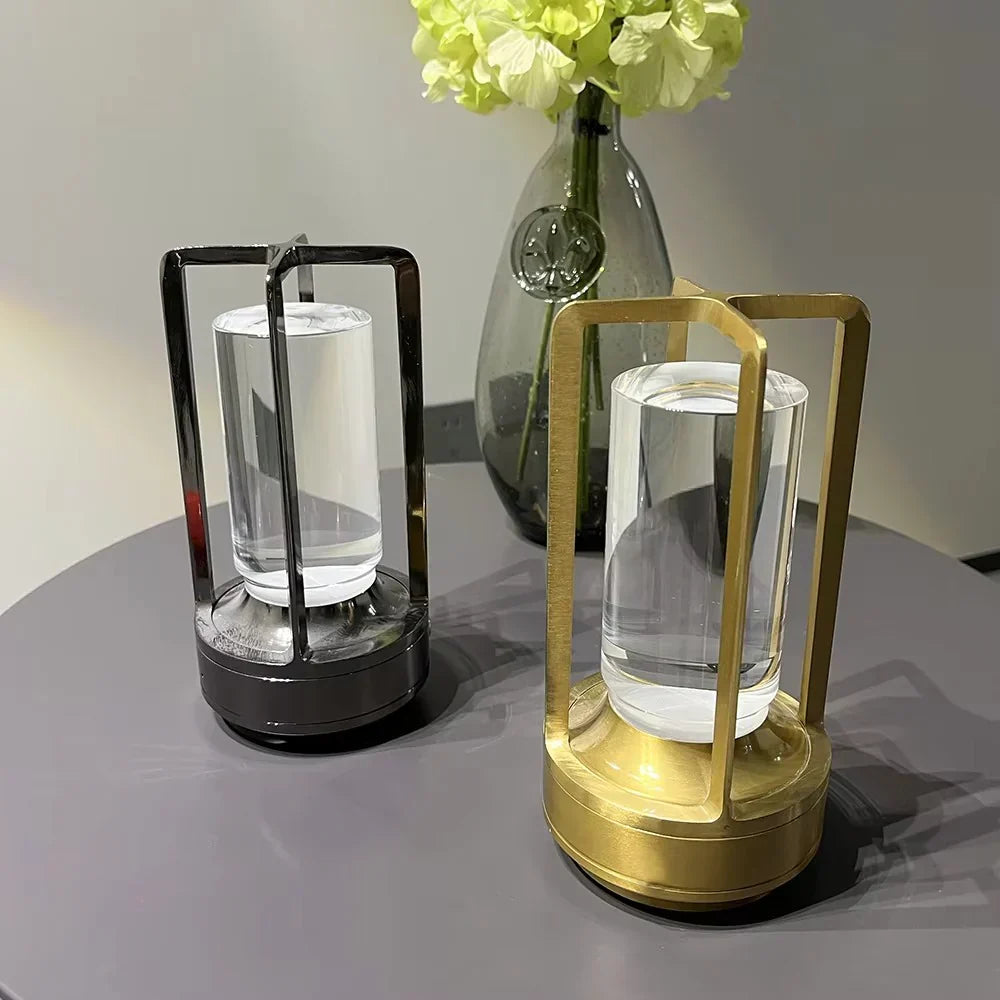 Moderne Tischlampe mit zylindrischem Metallrahmen und Touch-Steuerung