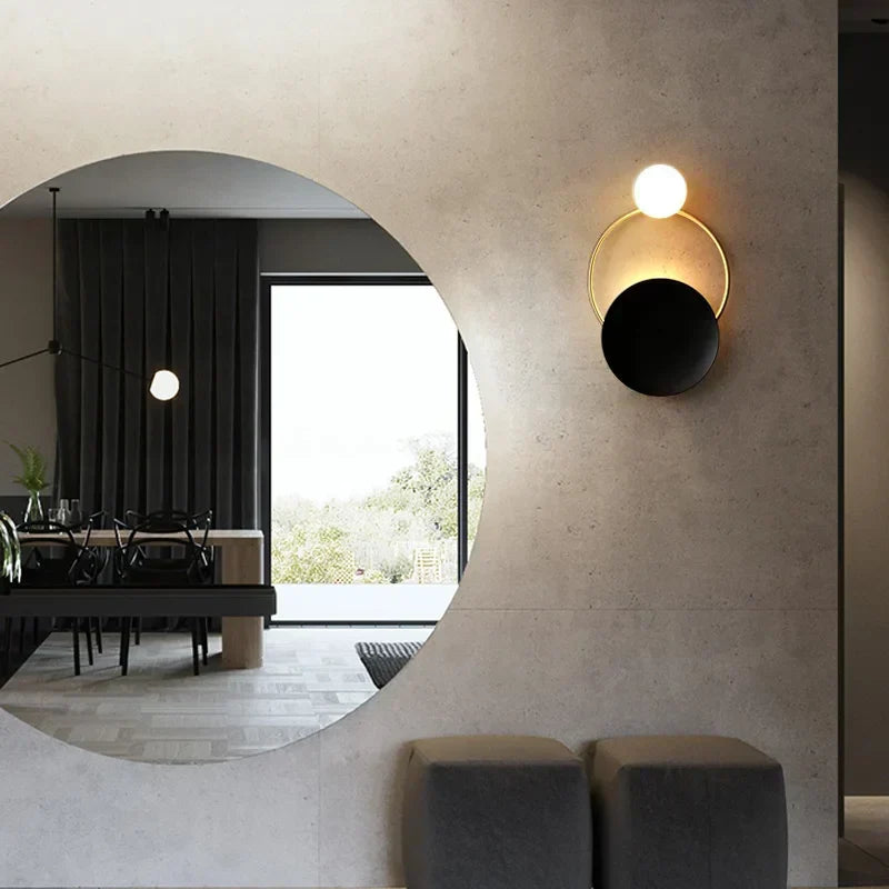 Skulpturale moderne Wandleuchte aus mattiertem Glas in Kugelform mit Halo-Effekt