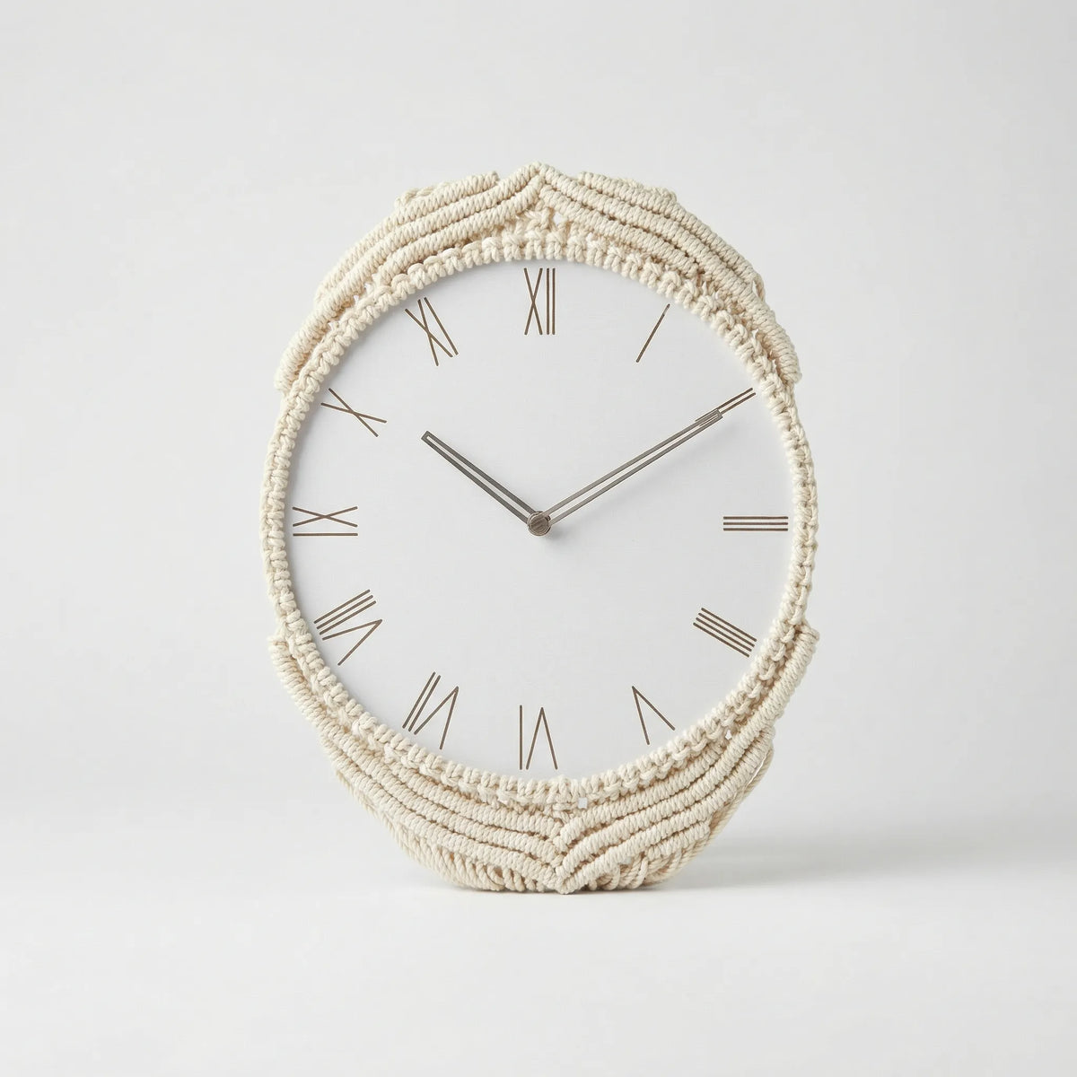 Handgewebte runde Analog-Wanduhr im Boho-Stil mit geknoteten Fransen