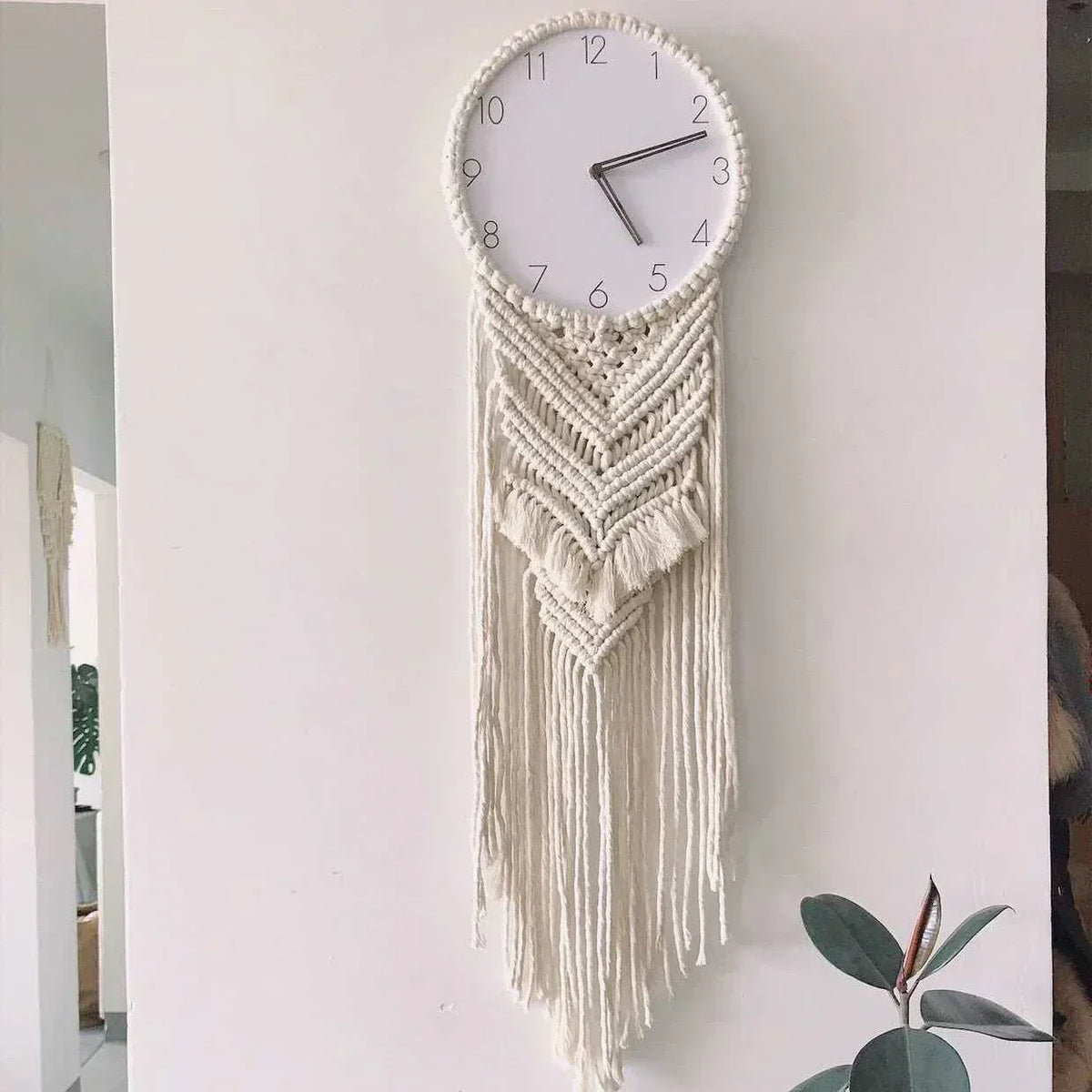 Handgewebte runde Analog-Wanduhr im Boho-Stil mit geknoteten Fransen