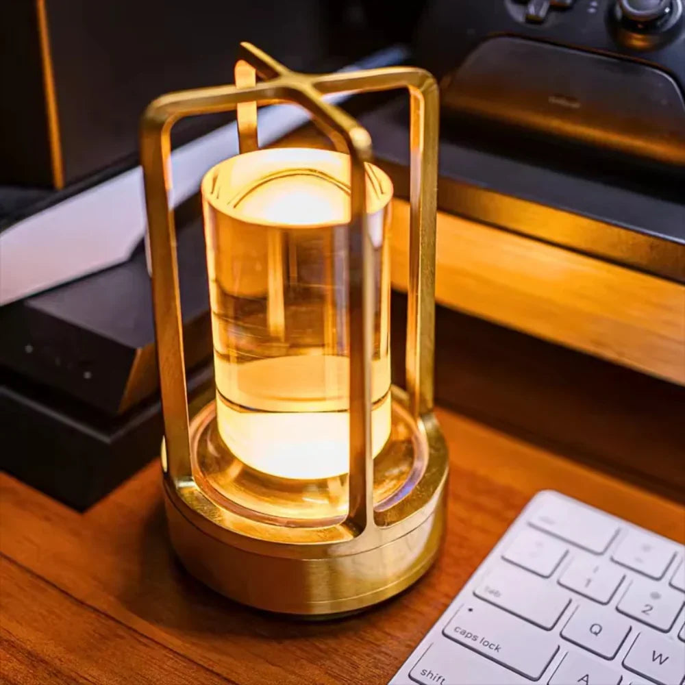 Moderne Tischlampe mit zylindrischem Metallrahmen und Touch-Steuerung