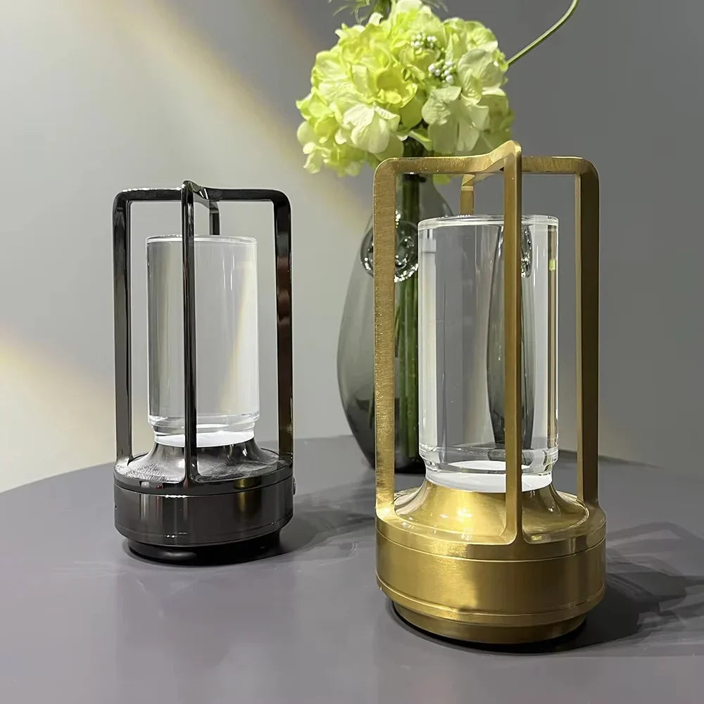 Moderne Tischlampe mit zylindrischem Metallrahmen und Touch-Steuerung