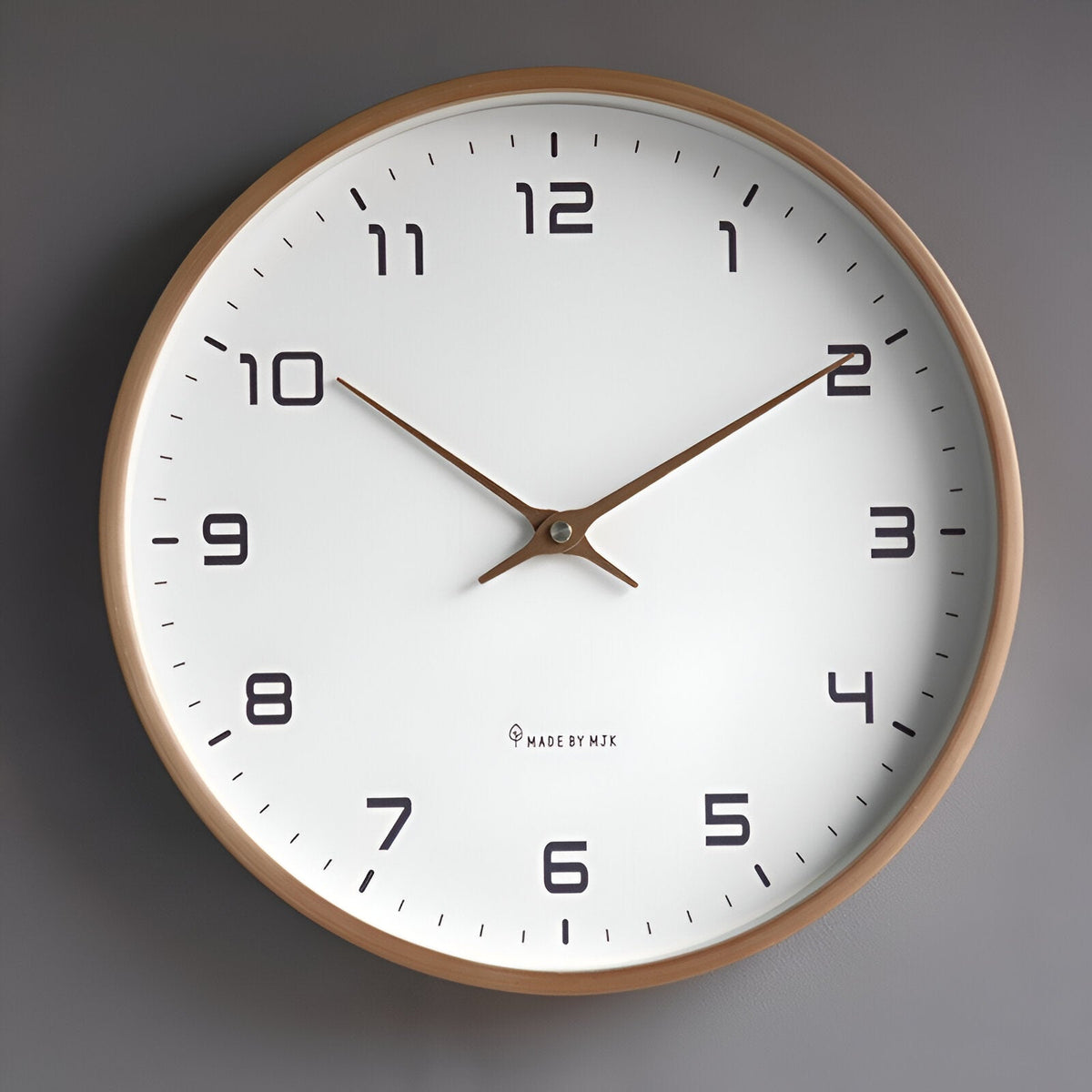 Nordische minimalistische Wanduhr mit Holzrahmen und leisem Quarzwerk