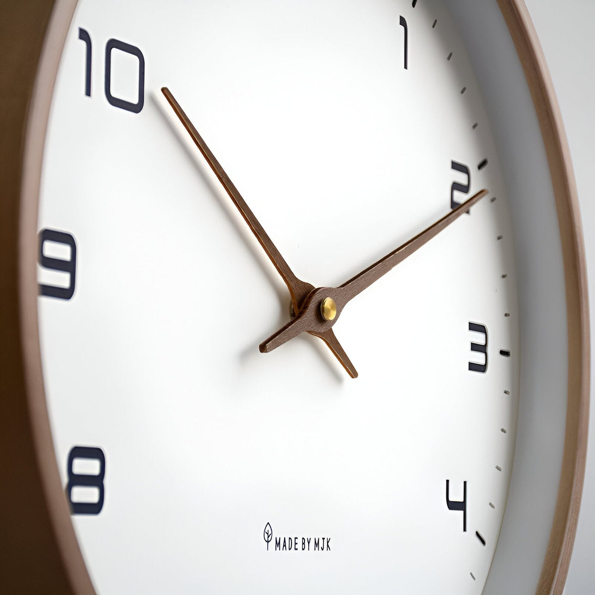 Nordische minimalistische Wanduhr mit Holzrahmen und leisem Quarzwerk