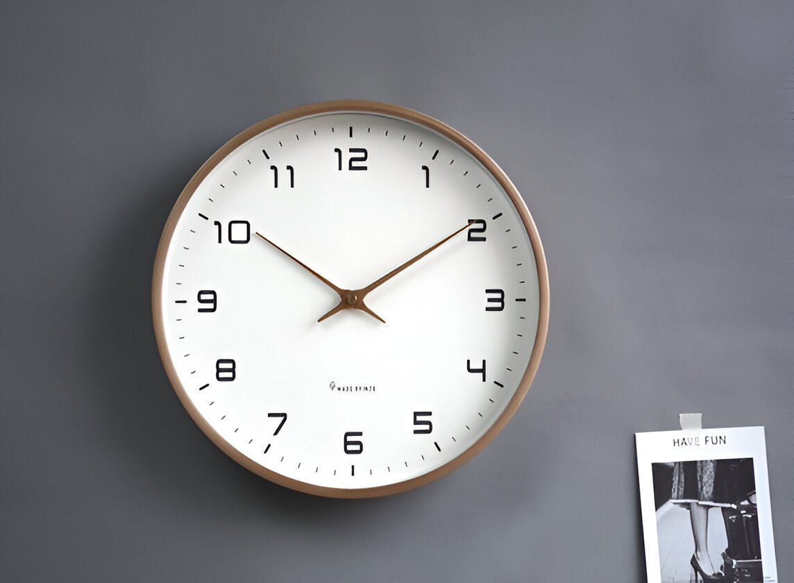Nordische minimalistische Wanduhr mit Holzrahmen und leisem Quarzwerk