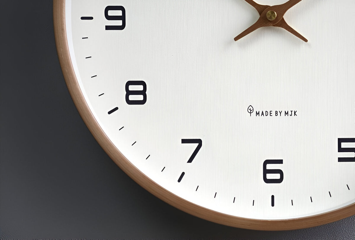 Nordische minimalistische Wanduhr mit Holzrahmen und leisem Quarzwerk