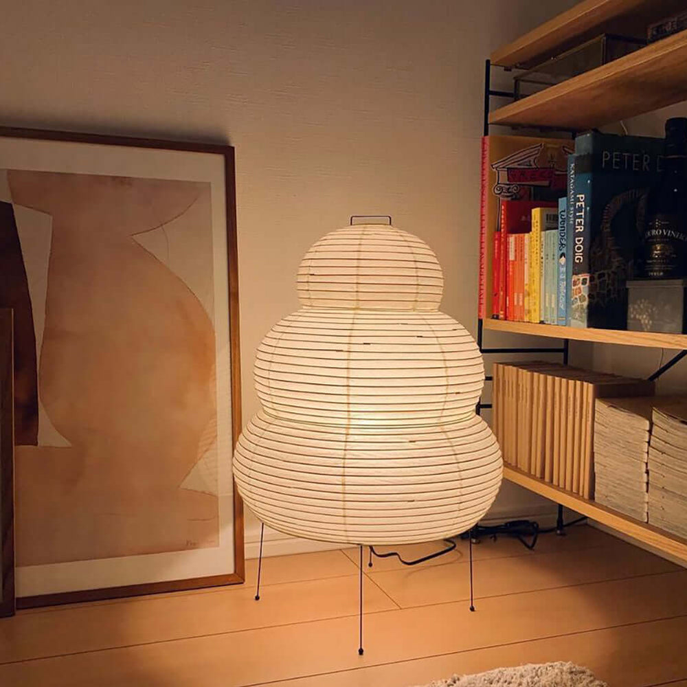 Von japanischen Laternen inspirierte Tischlampe aus Maulbeerpapier und Metall