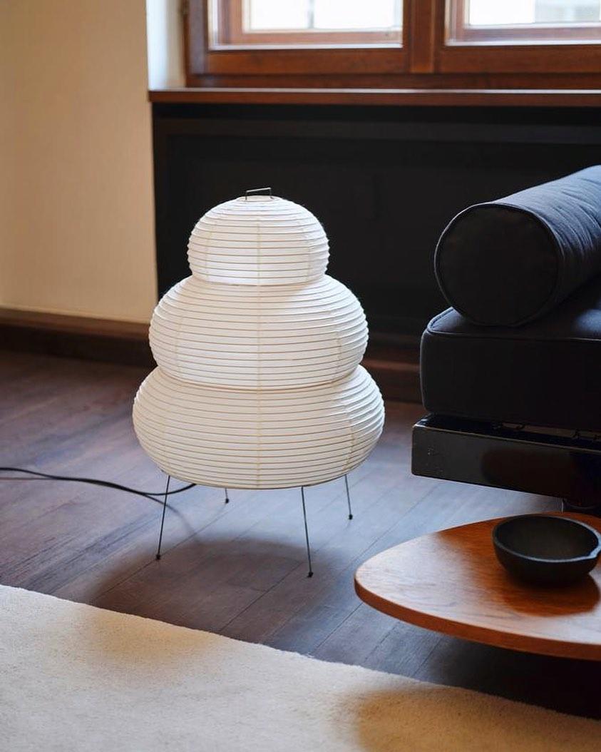 Von japanischen Laternen inspirierte Tischlampe aus Maulbeerpapier und Metall