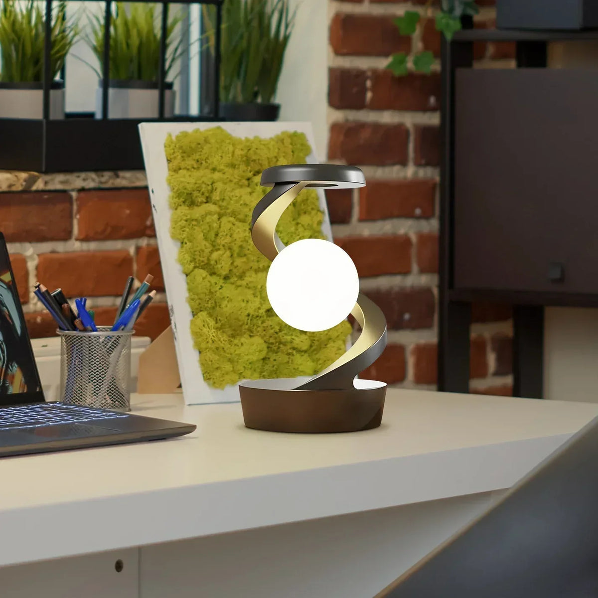 Tischlampe mit spiralförmigem Arm, Kugelschirm, Gestensteuerung und kabelloser Ladefunktion