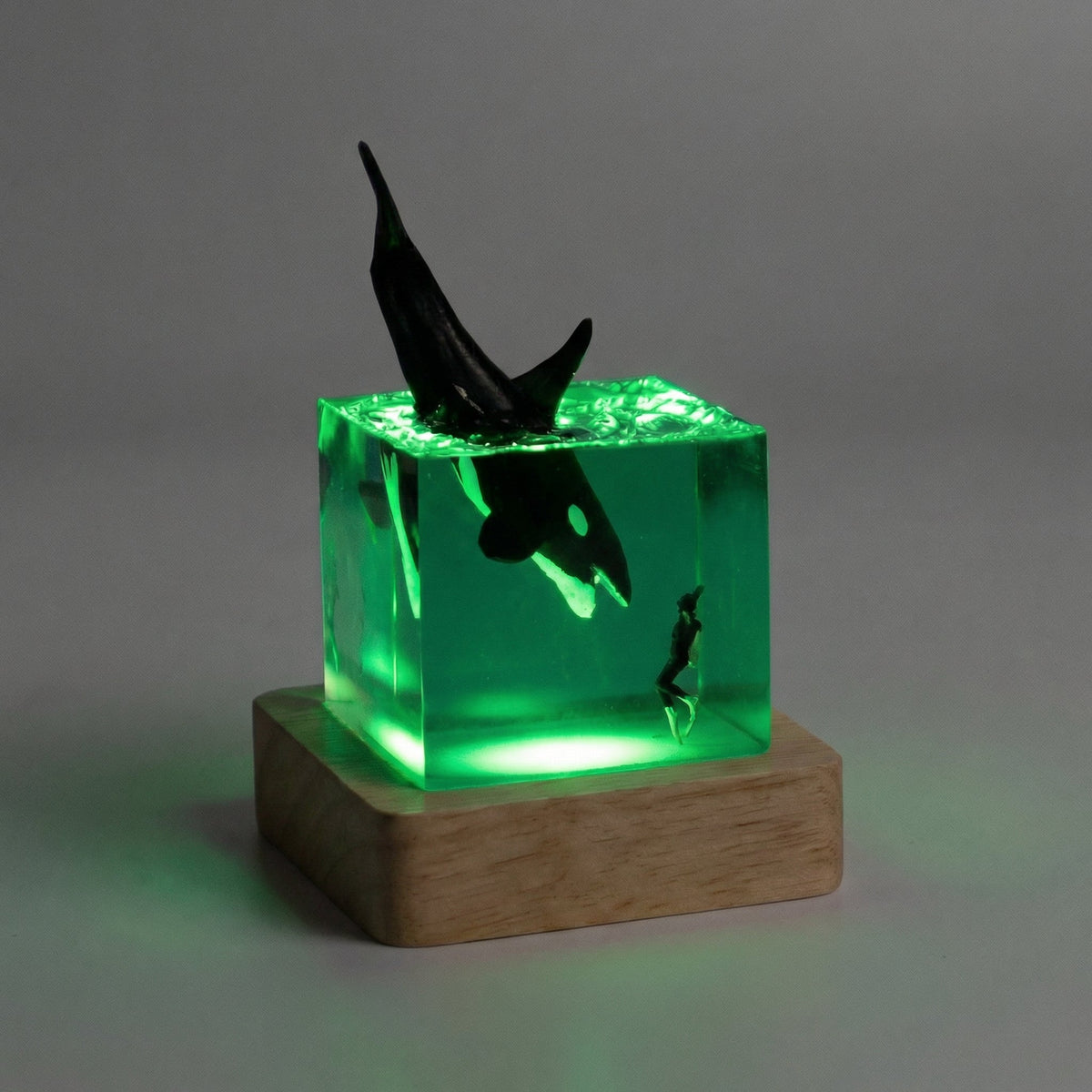 Tischlampe mit Landschaftskunst aus Kunstharz und Holzsockel in Würfelform