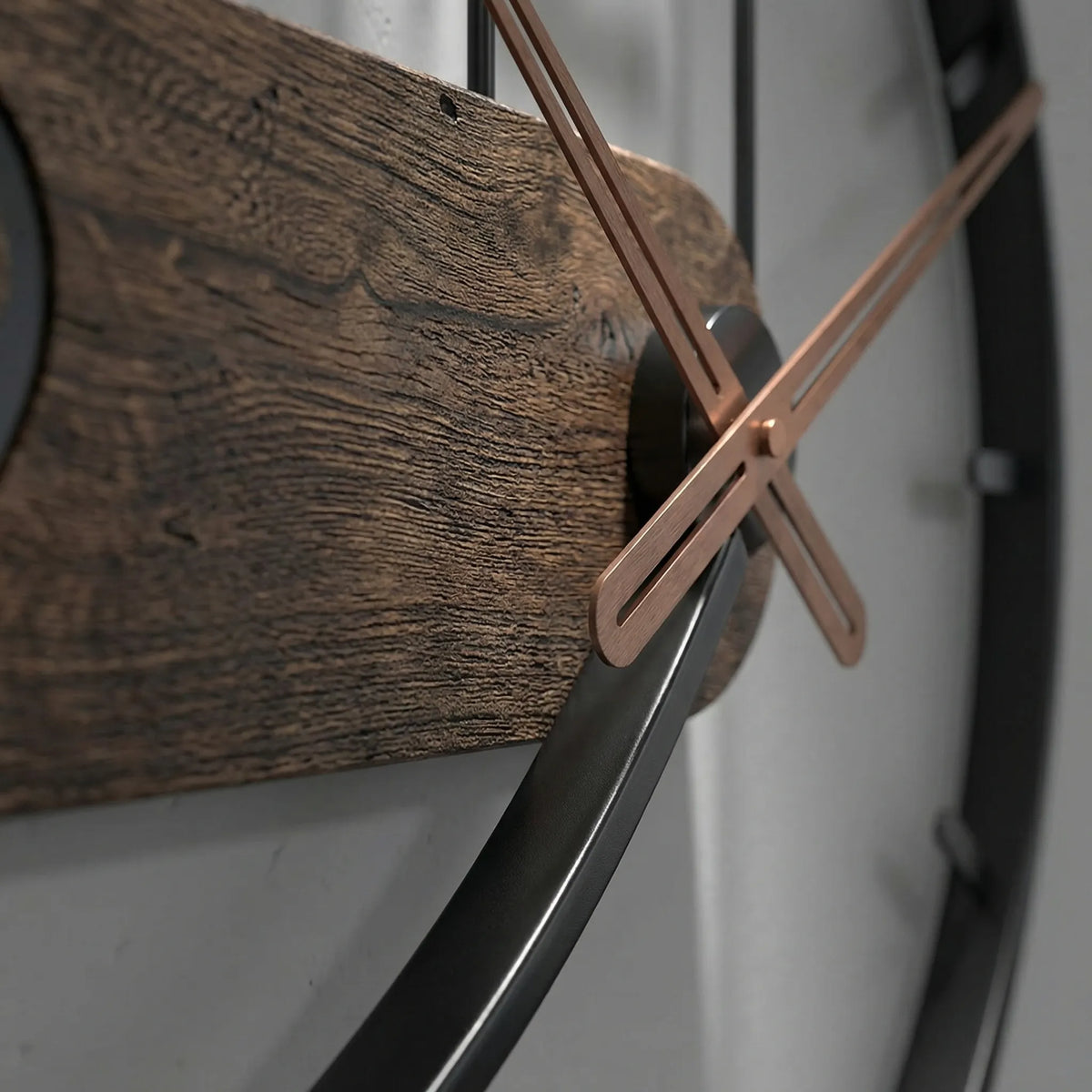 Industrielle leise Quarzwanduhr mit offenem Rahmen und Holzdetail