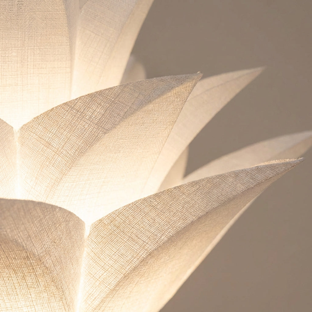 Schlanke Tischlampe mit von Blütenblättern inspirierter Lotus-Silhouette