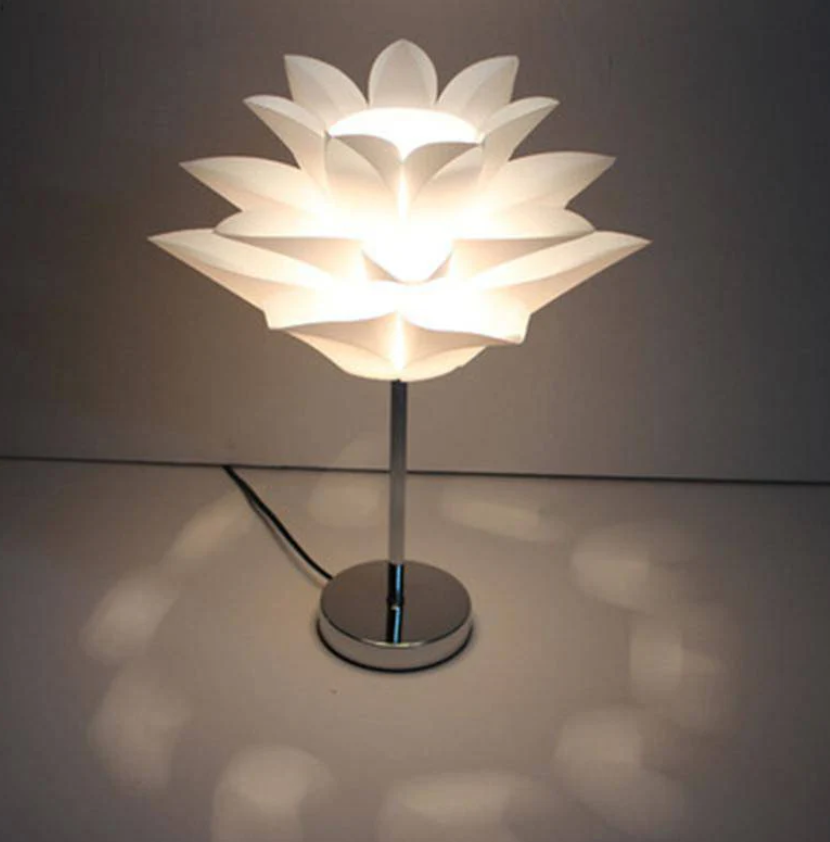 Schlanke Tischlampe mit von Blütenblättern inspirierter Lotus-Silhouette