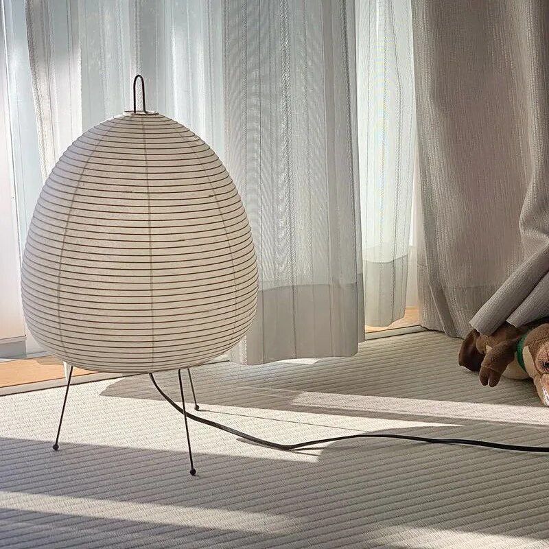 Minimalistische japanische Zen-Tischlampe mit Reispapier und Stativ für stimmungsvolle Beleuchtung