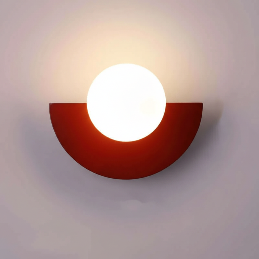 Minimalistische Wandleuchte mit halbmondförmigem Metallgehäuse und stimmungsvollem Licht