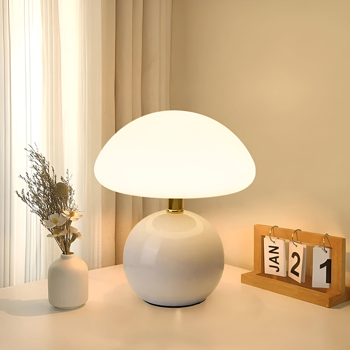 Kompakte Tischlampe im Mid-Century-Modern-Stil mit gewölbtem Schirm und abgerundetem Sockel