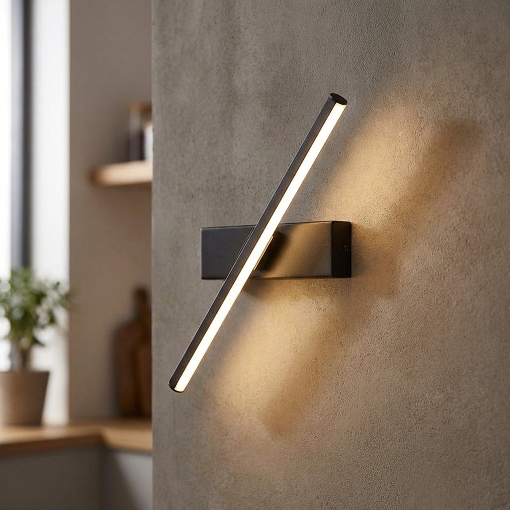 Minimalistische, schlanke Aluminium-Wandleuchte mit abgewinkeltem Balkenprofil
