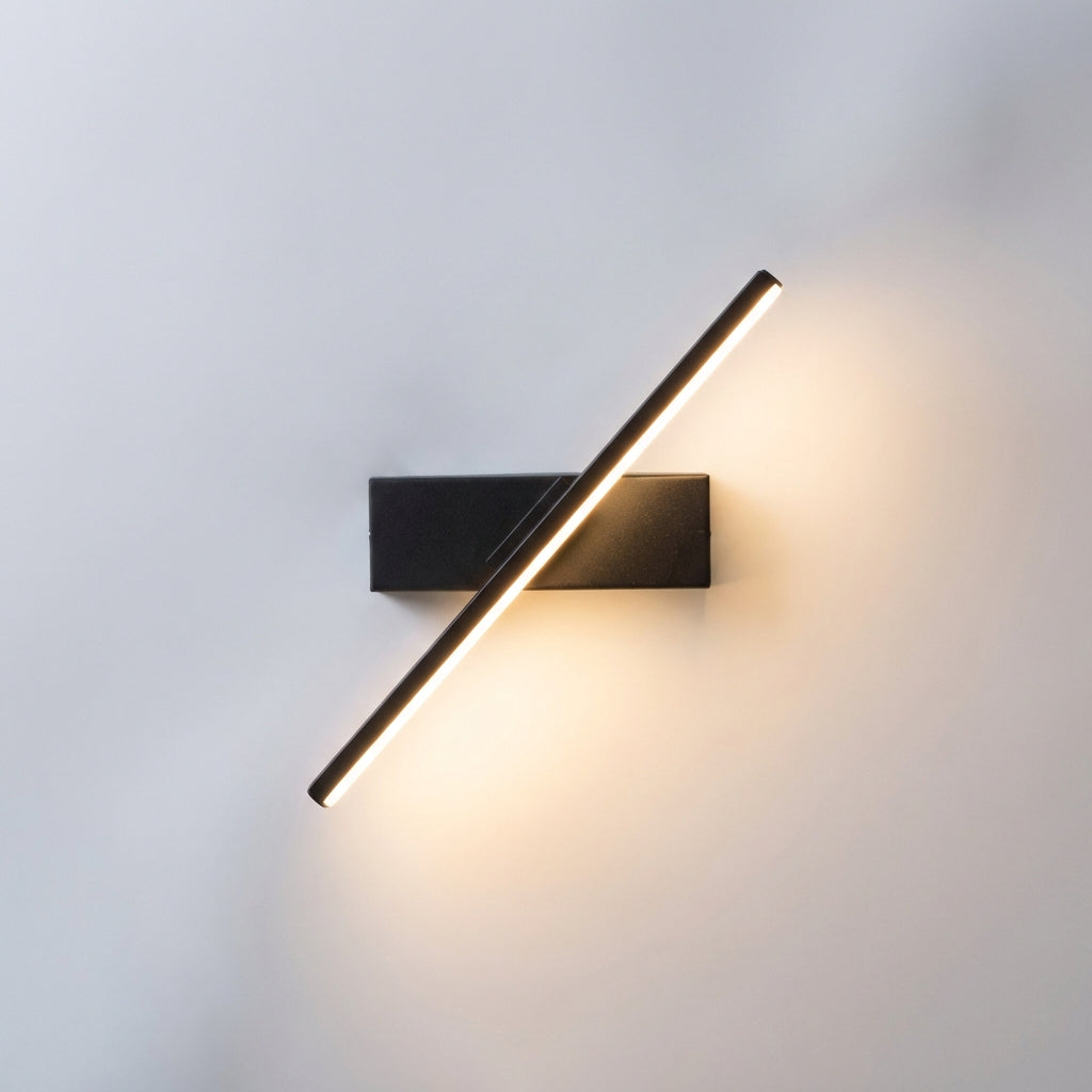 Minimalistische, schlanke Aluminium-Wandleuchte mit abgewinkeltem Balkenprofil