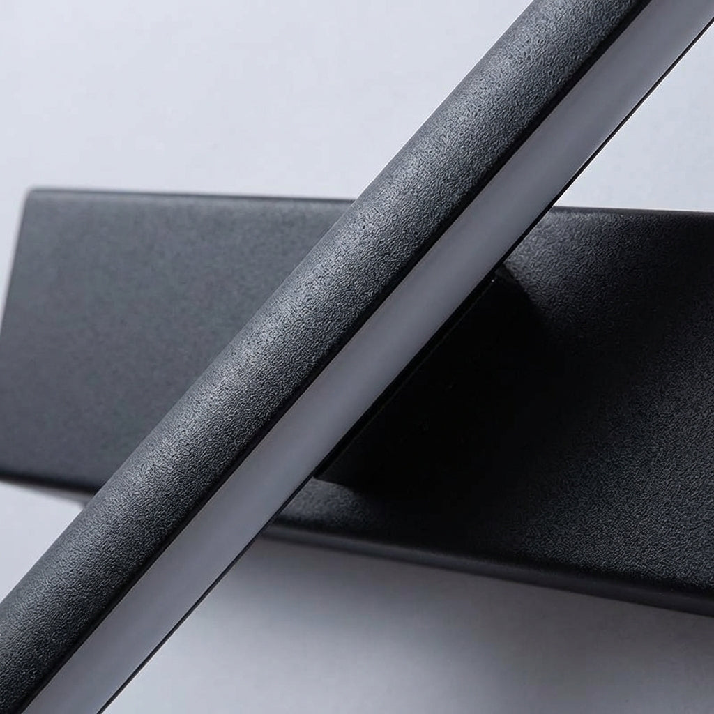 Minimalistische, schlanke Aluminium-Wandleuchte mit abgewinkeltem Balkenprofil