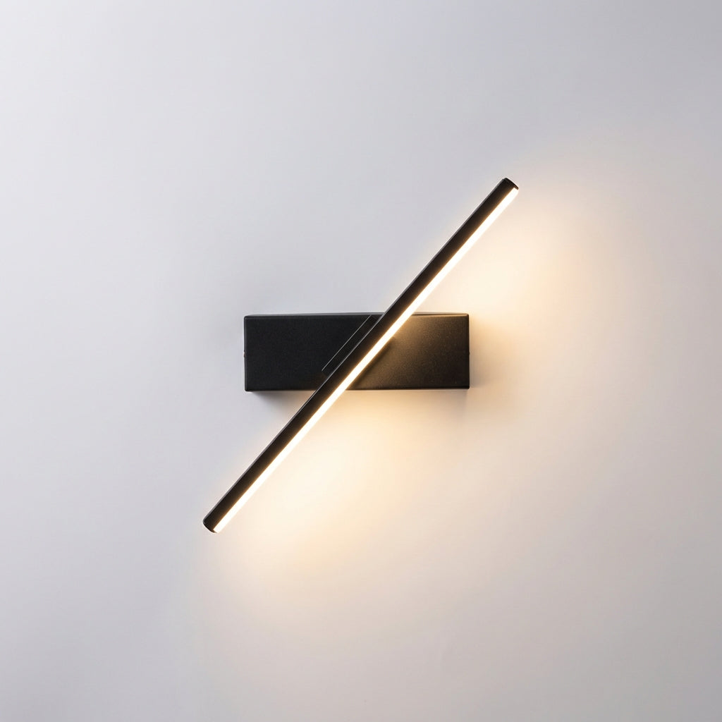 Minimalistische, schlanke Aluminium-Wandleuchte mit abgewinkeltem Balkenprofil