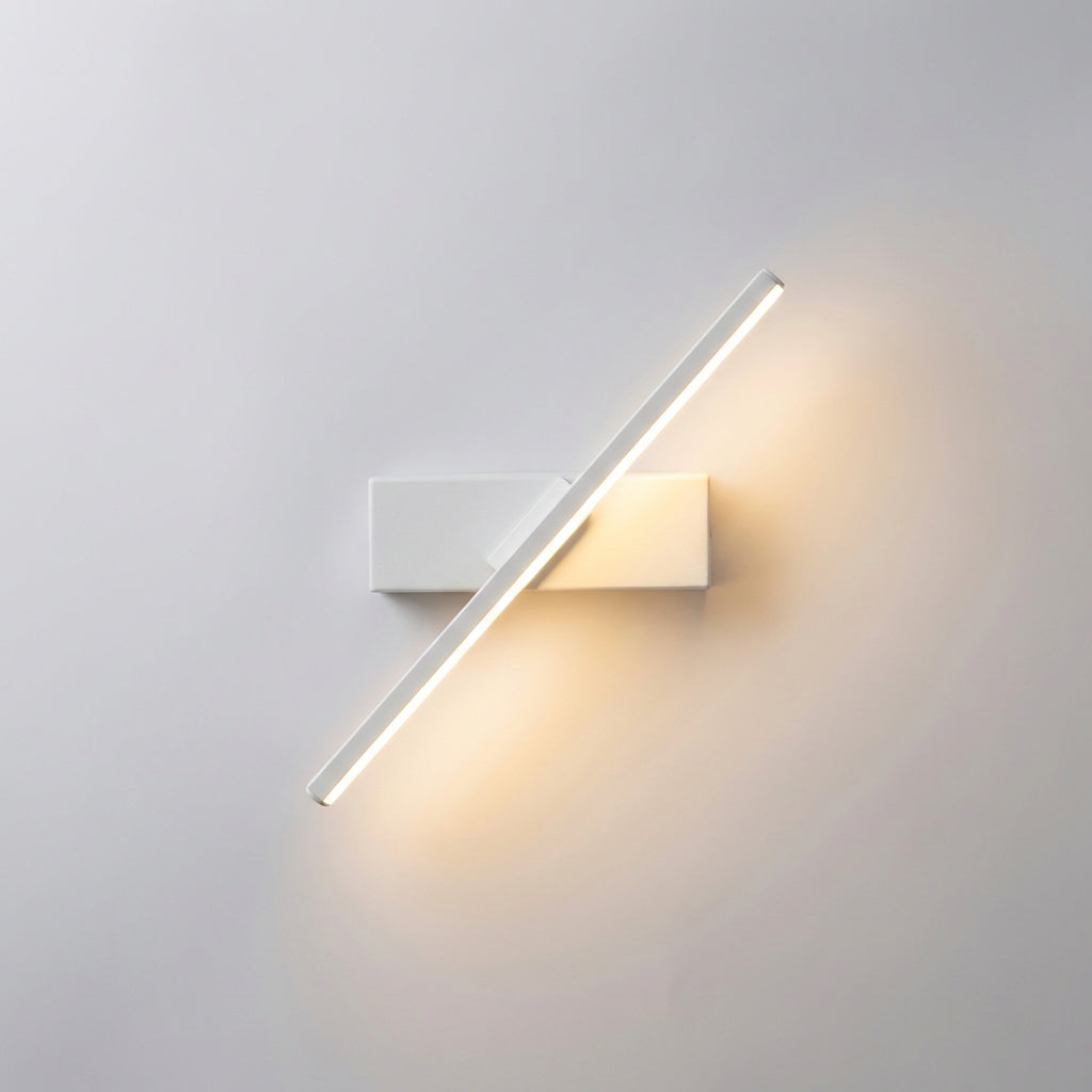 Minimalistische, schlanke Aluminium-Wandleuchte mit abgewinkeltem Balkenprofil