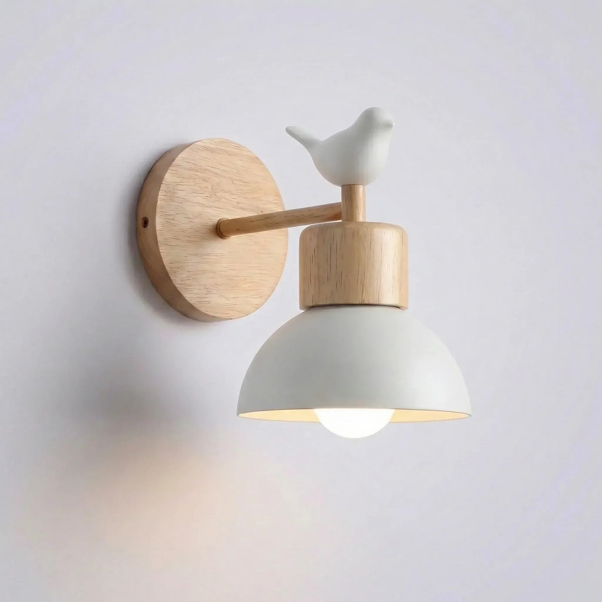 Minimalistische Wandleuchte mit Holzakzent und mattem Metallschirm