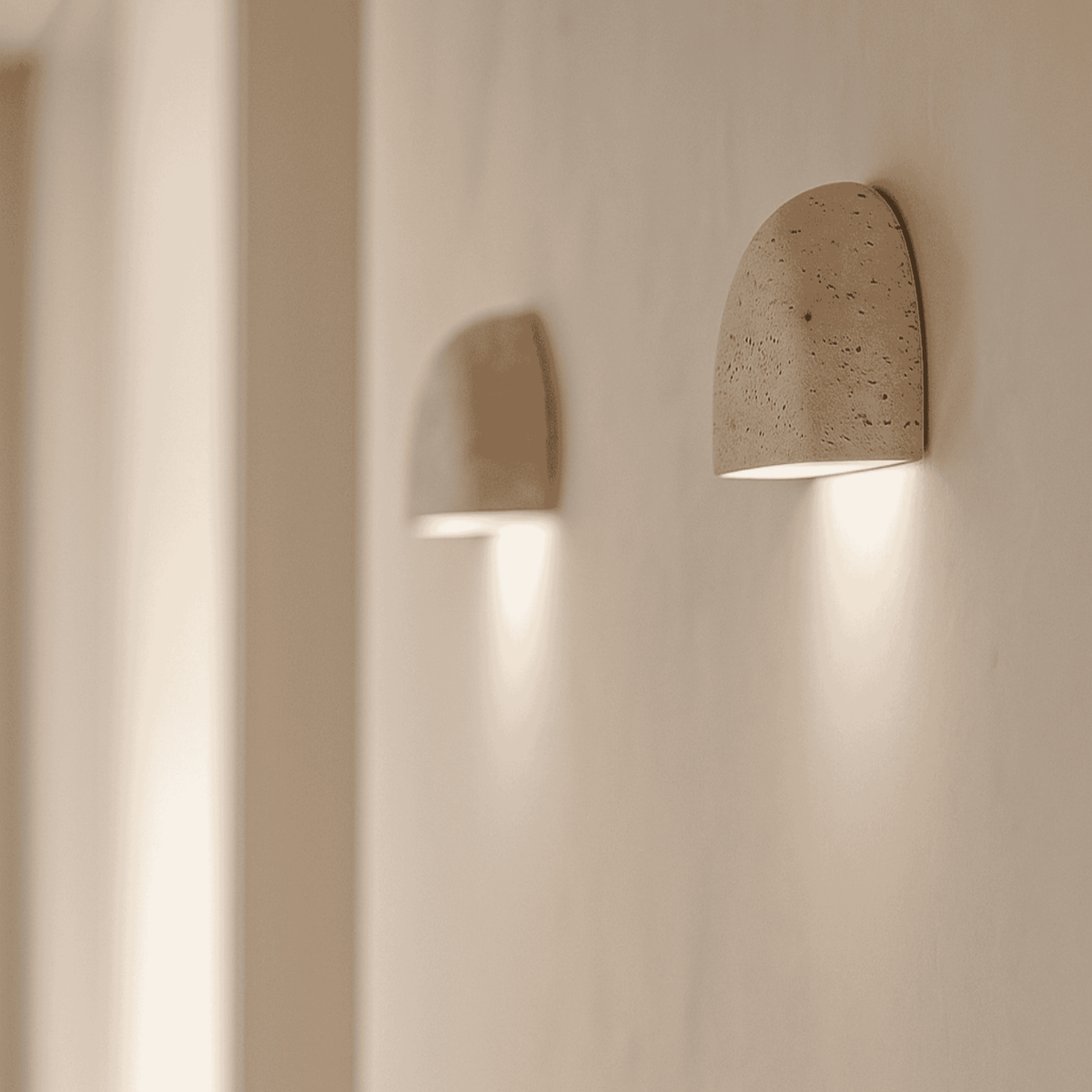 Minimalistische Wandleuchte in halbrunder Schalenform mit strukturierter Putzoberfläche