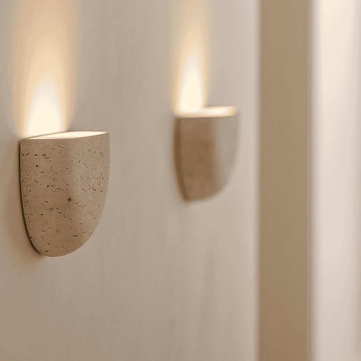 Minimalistische Wandleuchte in halbrunder Schalenform mit strukturierter Putzoberfläche