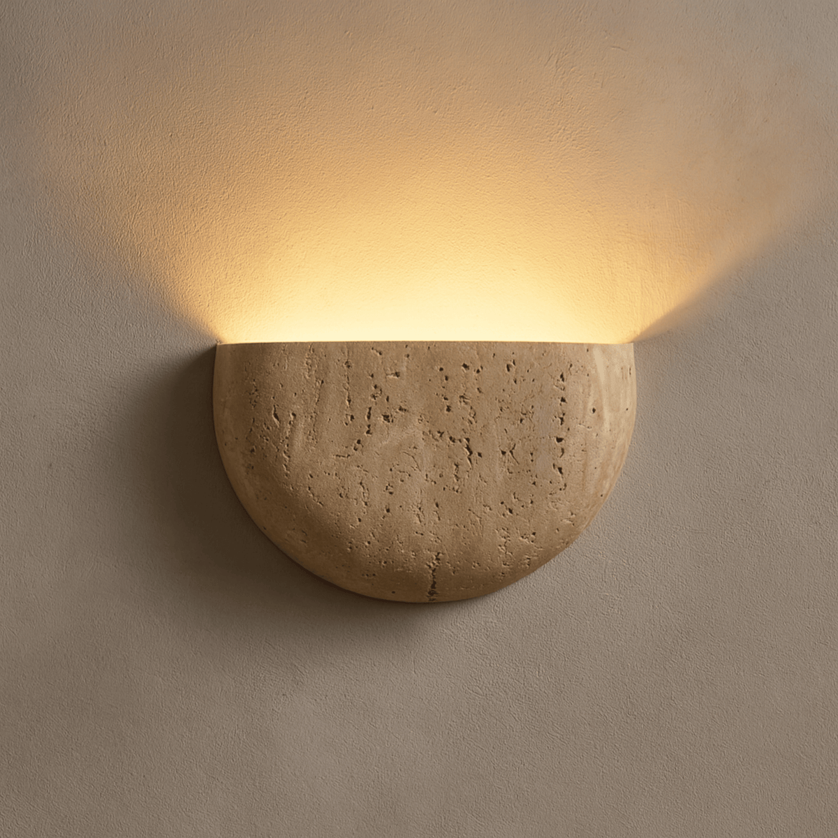 Minimalistische Wandleuchte in halbrunder Schalenform mit strukturierter Putzoberfläche