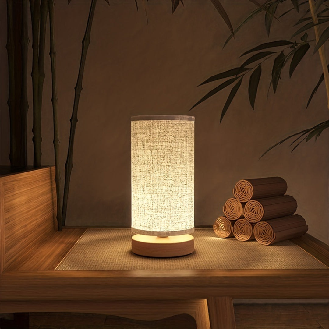 USB-Tischlampe mit Sockel aus Naturholz und Leinenschirm