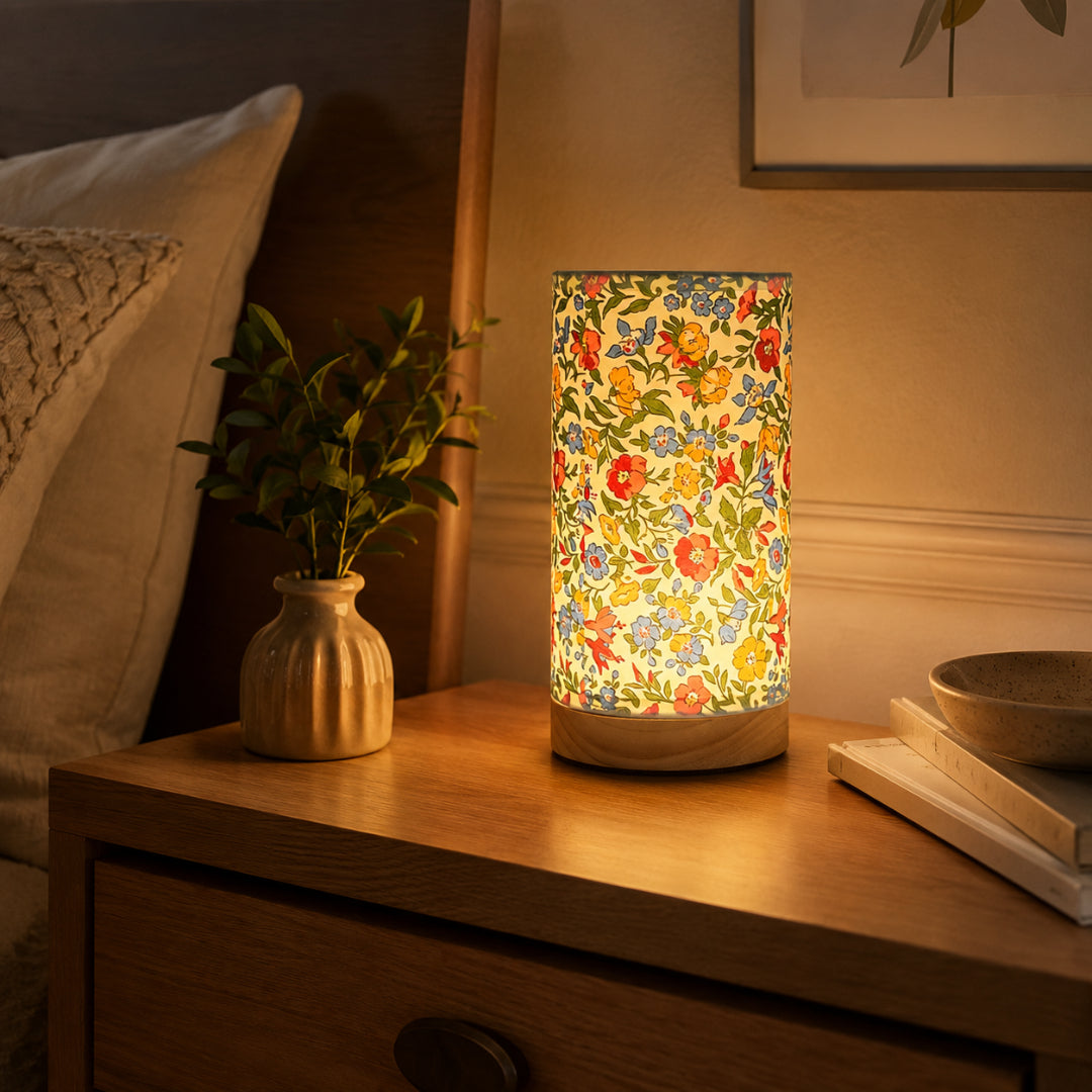 USB-Tischlampe mit Sockel aus Naturholz und Leinenschirm