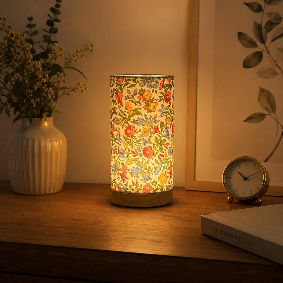 USB-Tischlampe mit Sockel aus Naturholz und Leinenschirm