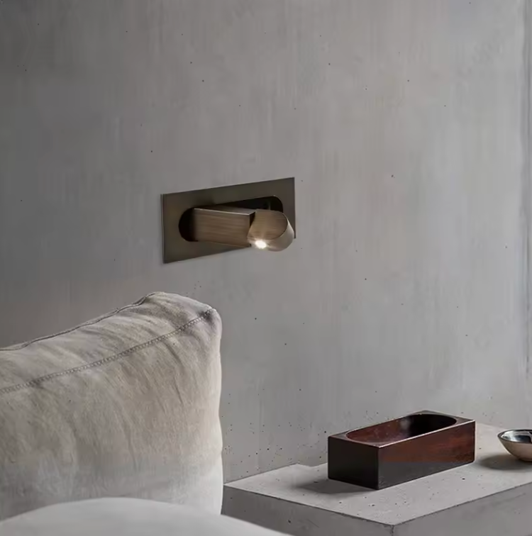 Minimalistische, klappbare Wandleuchte aus Aluminium mit verstellbarem Arm zum Lesen