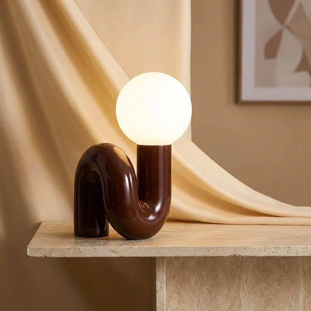 Skulpturale Tischlampe mit Kunstharzsockel und Milchglaskugel