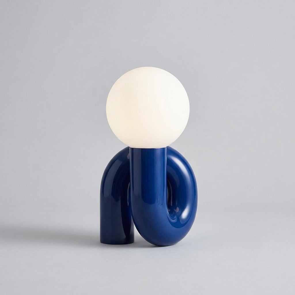 Skulpturale Tischlampe mit Kunstharzsockel und Milchglaskugel