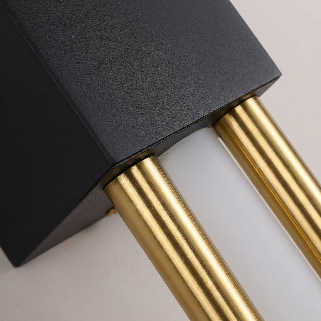 Skulpturale schlanke vertikale Wandleuchte aus Metall und Acryl mit Diffusor
