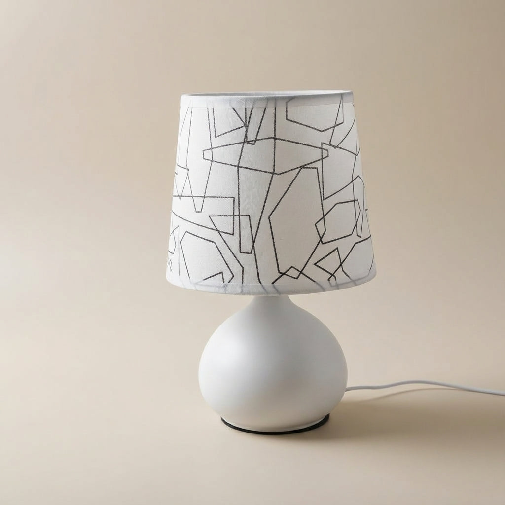 Kompakte USB-Tischlampe mit geometrisch geformtem Schirm und rundem Sockel