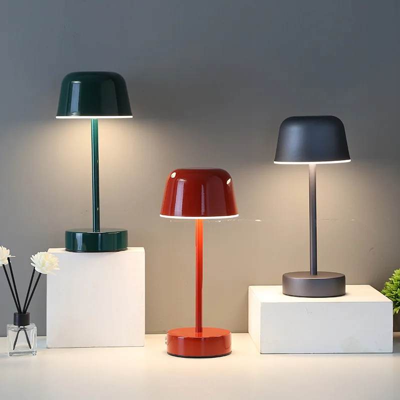 Schlanke kabellose dimmbare Tischlampe mit einstellbarer Farbtemperatur