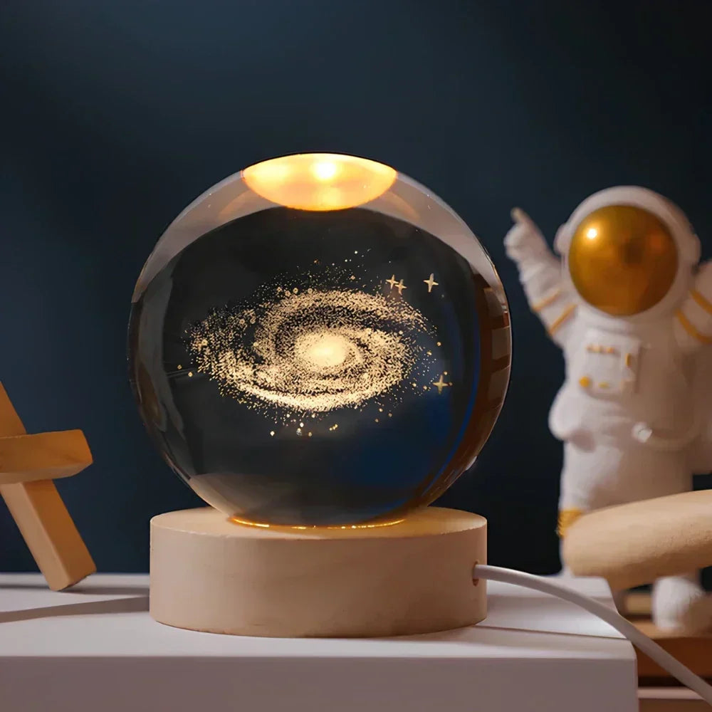 Nachtlicht und Tischlampe mit gravierter Kristallkugel in Planetenform